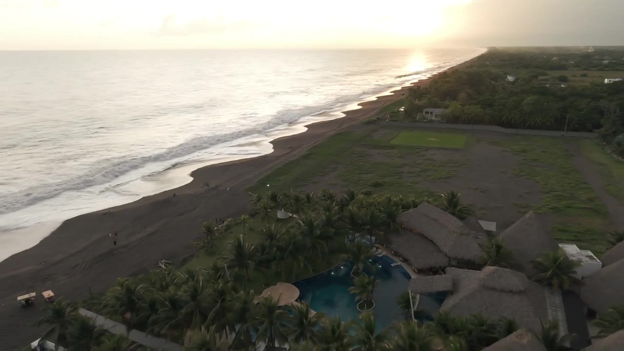 Vista aérea de la playa y el Beach Club de La Mar